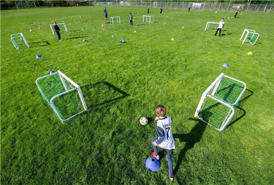Beim Kinderfußball geht es nur noch auf kleine Tore - ohne Torwart. Foto: dpa