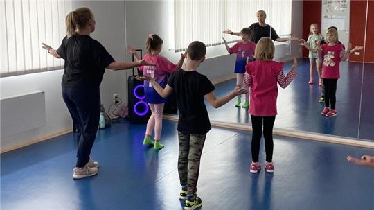 Beim Kindertanzen mit dem MTV Brunonia Harlingerode studieren die Ferienpass-Teilnehmer mit Melanie Jacobs eine kleine Choreographie ein.