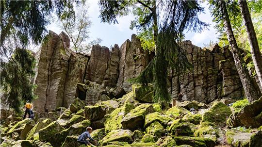 Beim Klettern an einer Steinwand in der Rhön stürzte ein 72-Jähriger ab. (Symbolbild)