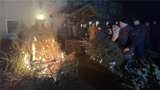 Beim Knutfest des Abbenröder Heimatvereins gehen die trockenen Weihnachtsbäume des vergangenen Festes in Flammen auf.