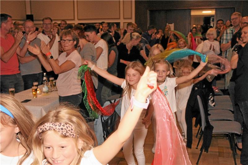 Beim Kommersabend werden nicht nur die Themen des Dorfes der vergangenen Monate komödiantisch aufs Korn genommen, es wird auch getanzt: Stehende Ovationen gibt es für die jungen Akteure.  Fotos: Leifeld