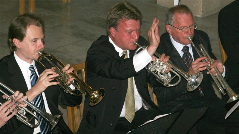 Beim Konzert zum 75-jährigen Bestehen des Posaunenchors Clausthal im Juni 2008 demonstriert Kantor Arno Janssen (M.), dass Musizieren mitunter sehr anstrengend sein kann.