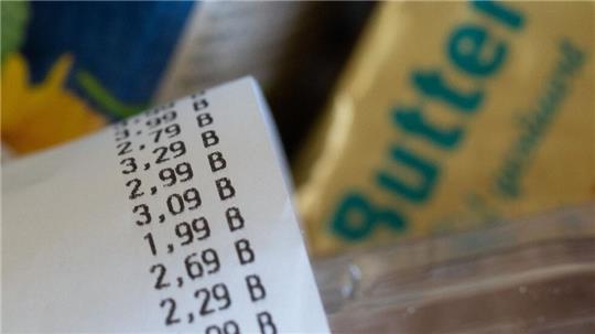Beim Lebensmittelkauf ist von sinkender Inflation nichts zu spüren. 
