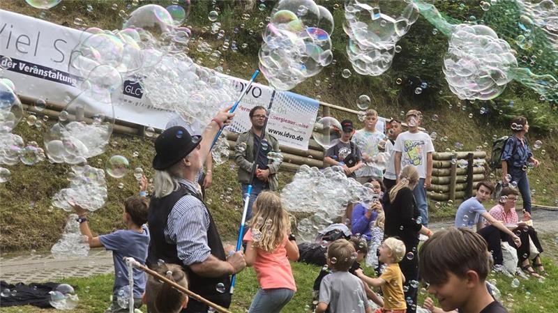 Das erwartet die Oberharzer im Veranstaltungsjahr 2025 Beim Lichterfest ziehen nicht nur die Lichter die Kinder in ihren Bann.