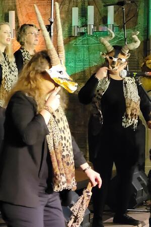 Beim Lied „Circle of life“ greifen die Sängerinnen zu exotischen Masken.