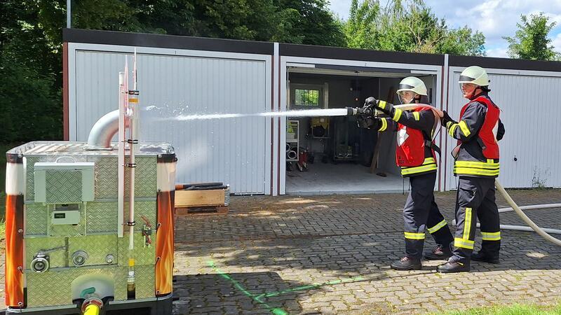 Kreisweite Leistungsüberprüfung in Schladen Beim Löschangriff ist es wichtig, schnell und sicher den Brandherd mit reichlich Wasser zu bekämpfen.