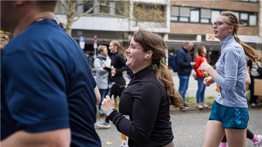 Beim Marathon in Hannover ist die Grünen-Politikerin Ricarda Lang in der Disziplin Halbmarathon gestartet. 
