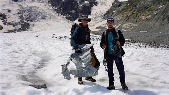 Beim Müllsammeln auf dem Gletscher kommen auch Metallteile von alten Messstationen zm Vorschein.
