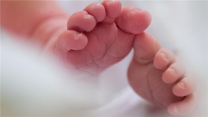 Beim Neugeborenen-Screening kommen neue Untersuchungen hinzu. (Symbolblid)