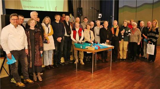 Beim Neujahrsempfang des Bergstadtvereins wird zahlreichen Personen Danke gesagt. Sie erhalten ein kleines Geschenk für ihr Engagement.