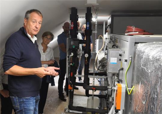 Beim Ortstermin mit Politik und Altstadt-Gruppe: GGM-Chef Oliver Heinrich erläutert im Archiv, wo die Probleme bei der Haustechnik liegen.
