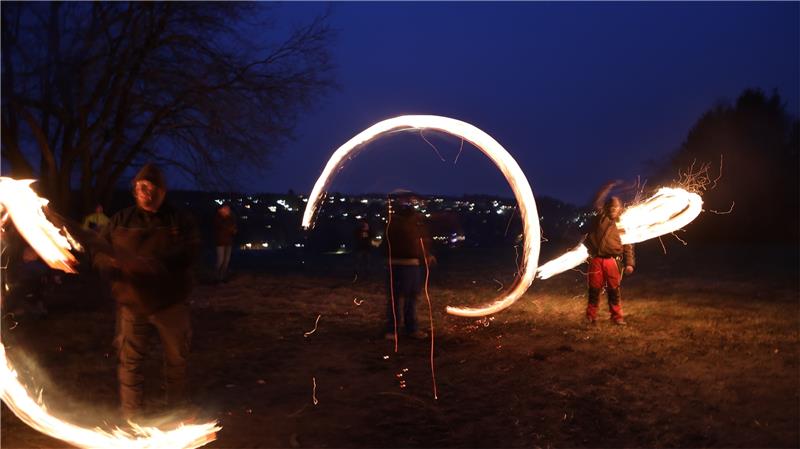 Beim Osterfeuer an der Mühlenstraße wird den Besuchern sogar eine Flammen-Show geboten. Foto: Neuendorf