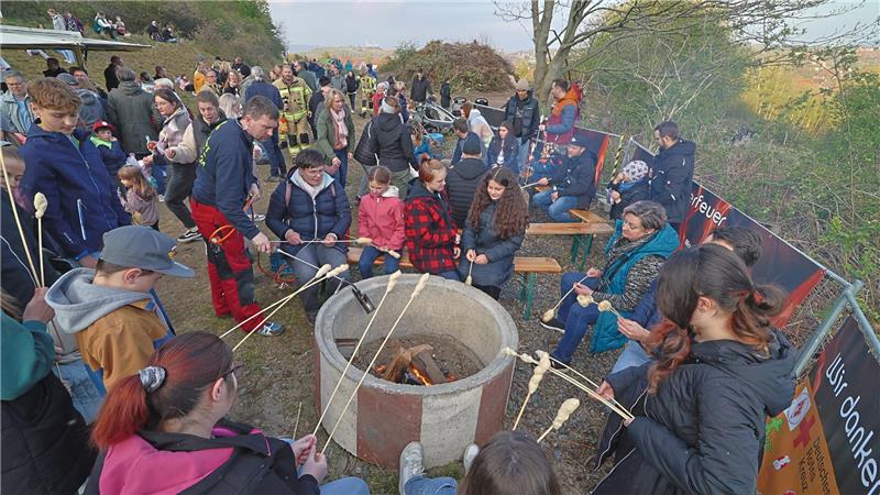 Osterfeuer: Diese Termine stehen in Goslar und Oker fest Kinder sitzen bei einer Steinschale und backen Stockbrot.