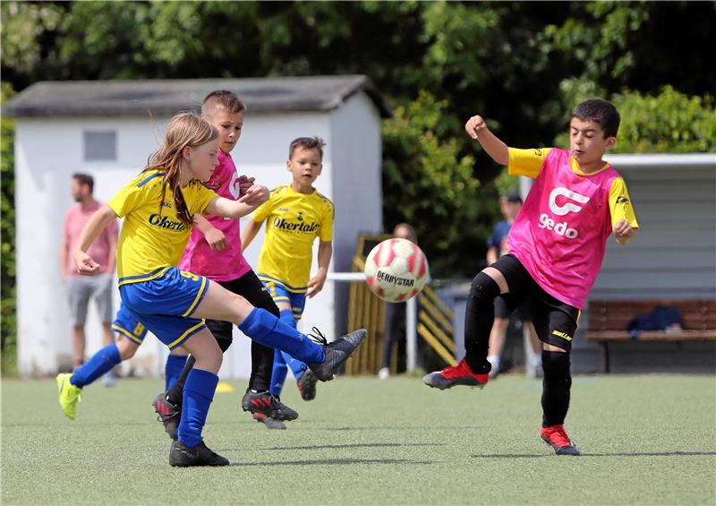SV Rammelsberg zieht positive Bilanz zum Pfingstturnier Beim Pfingstturnier des SV Rammelsberg, hier spielt der VfL Oker (li.) gegen die JSG Goslar, geht es wieder rund. Foto: Neuendorf