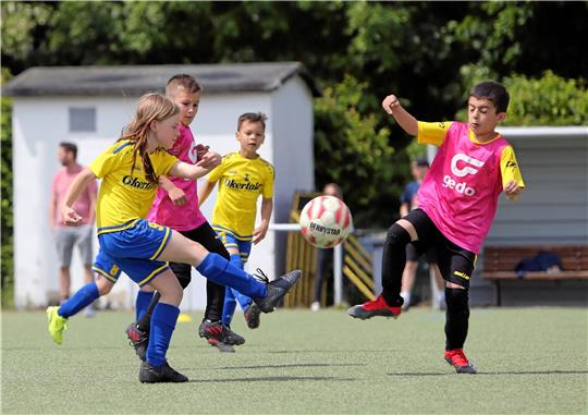 Beim Pfingstturnier des SV Rammelsberg, hier spielt der VfL Oker (li.) gegen die JSG Goslar, geht es wieder rund.  Foto: Neuendorf