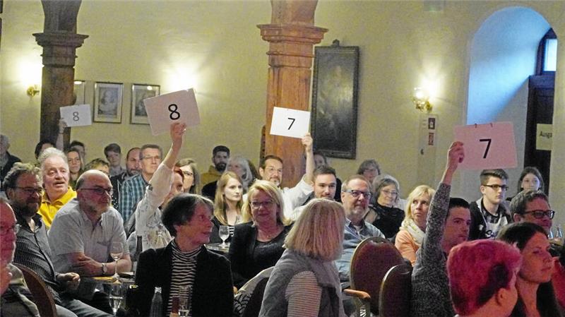 Wer gewinnt den Bad Harzburger Poetry-Slam im Bündheimer Schloss? Beim Poetry-Slam entscheidet das Publikum per Wertungstafeln, wer gewinnen wird.