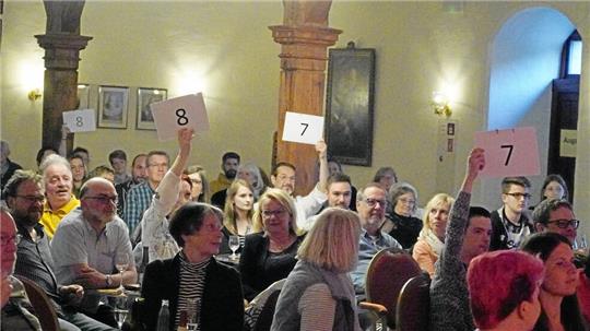 Beim Poetry-Slam entscheidet das Publikum per Wertungstafeln, wer gewinnen wird.