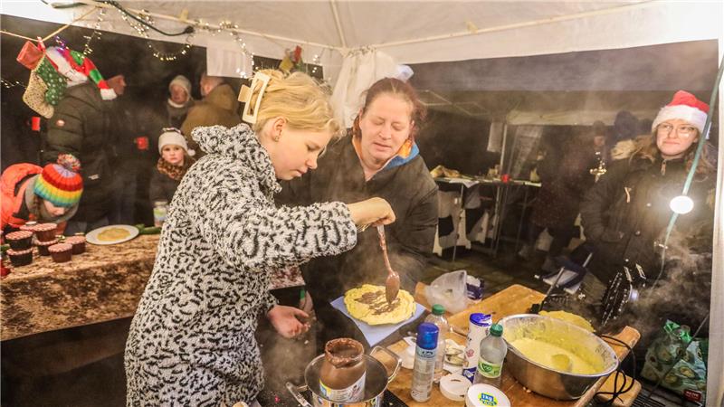 Warum der Adventsmarkt auf dem TU-Gelände so gut ankommt Beim Ponyreiter-Musikzug gibt es frische Waffeln..