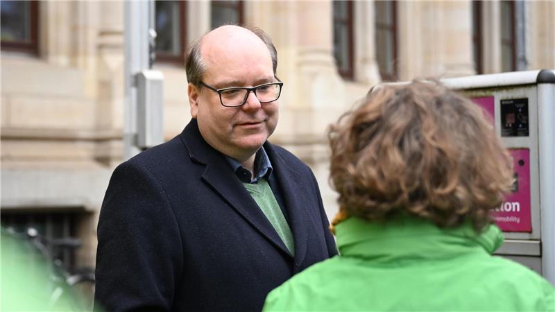 Beim Protest vor dem Umweltministerium sucht Minister Meyer den Austausch mit Greenpeace-Vertretern.