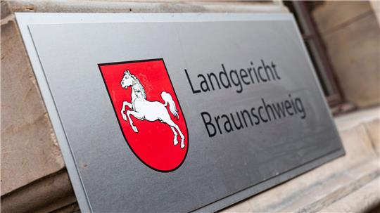 Beim Prozessauftakt zum Tankstellenraub zeigt sich der Angeklagte einsichtig.