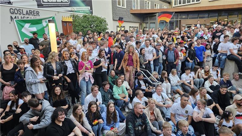 Das Foto zeigt Fußball-Fans bei einem Public Viewing. 