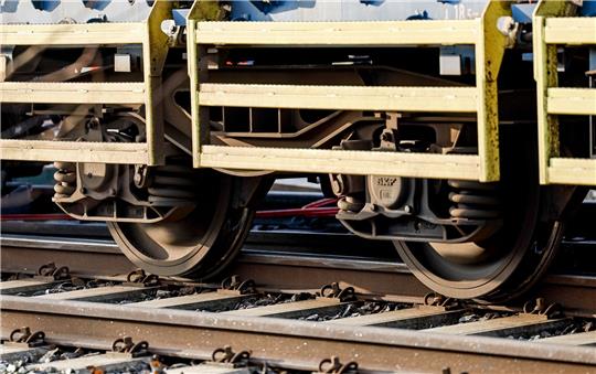 Beim Rangieren sind mehrere Waggons eines Autozuges in Niebüll entgleist.