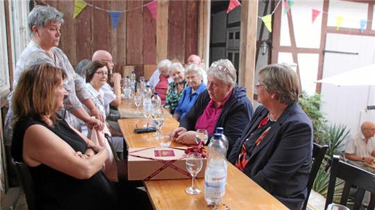 Beim Re-Start nach der Corona-Pause veranstaltet die CDU ihr Salzfestmahl vor zwei Jahren mit Heike Bremer (li.) im Innenhof der Villa Charlotte.
