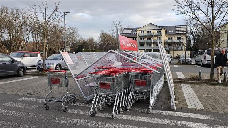 Beim Rewe-Markt am Zwingerwall hat es eine Einkaufswagen-Überdachung zerlegt.