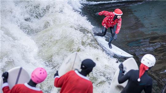Beim „Santa Surf“ stürzen sich verkleidete Surfer in die eiskalte Leinewelle in Hannover.