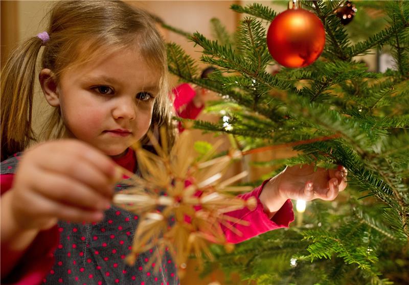 Beim Schmücken des Christbaums haben viele Familien ihre eigene Tradition. Foto: Patrick Pleul, dpa/pa