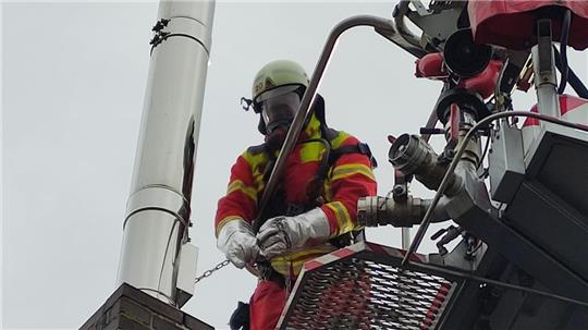 Beim Schornsteinbrand in Heimerode sind die Feuerwehren Othfresen und Langelsheim im Einsatz.