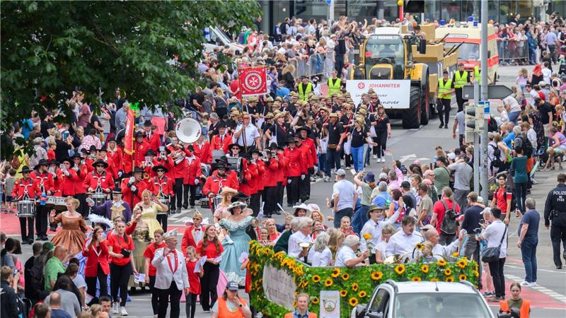 Beim Schützenausmarsch in Hannover sollen zwei Männer eine Polizistin geküsst haben - wegen sexueller Belästigung müssen sie vor Gericht. (Archivbild)
