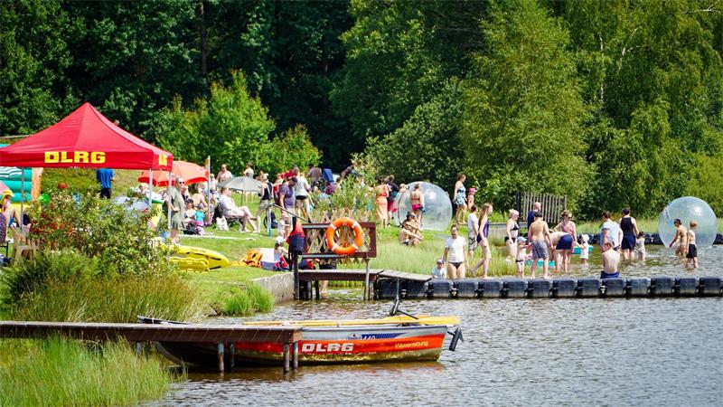 Beste Wetteraussichten für das See- und Sommerfest im Oberharz Besucher des See- und Sommerfestes an Land und im Wasser.