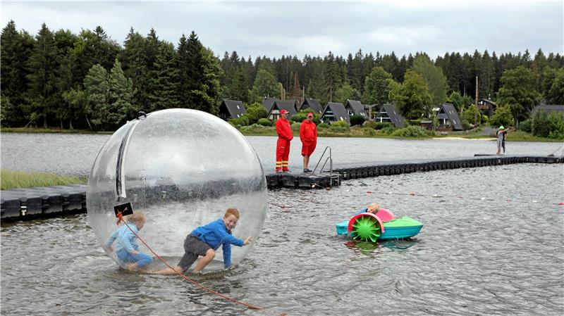 500 Besucher feiern beim Sommerfest im Waldseebad Beim See- und Sommerfest im Waldseebad sind die Kinder auf dem Wasser aktiv und nicht im kalten Teich. Archivfoto: Neuendorf