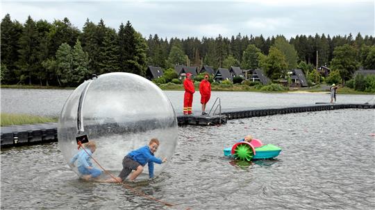 Beim See- und Sommerfest im Waldseebad sind die Kinder auf dem Wasser aktiv und nicht im kalten Teich. Archivfoto: Neuendorf