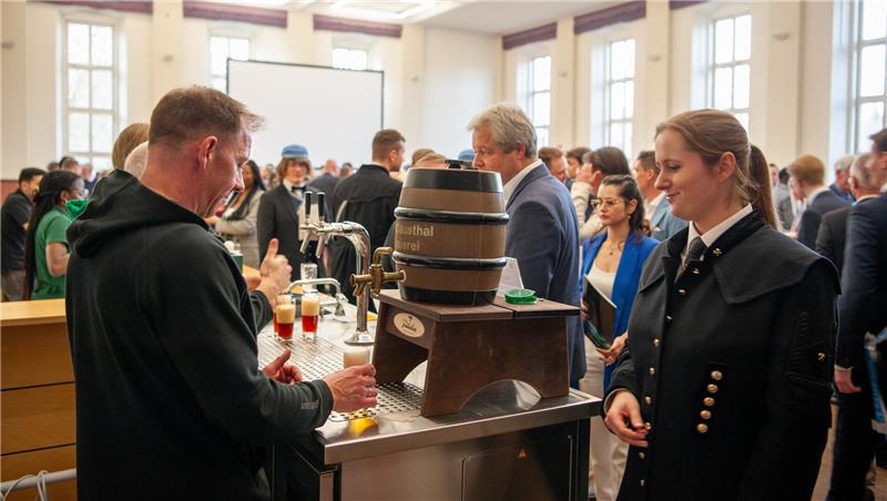 Beim Sektempfang gibt es die Möglichkeit, Bier aus der Forschungsbrauerei der TU Clausthal zu probieren