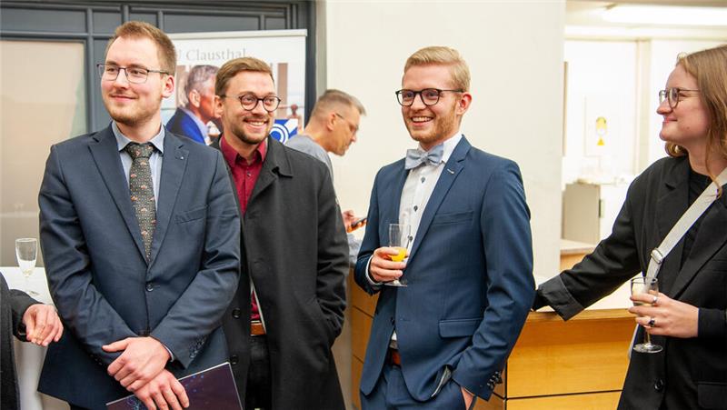 TU Clausthal verabschiedet 260 Absolventen Beim Sektempfang wird mit Freunden und Familien gefeiert.