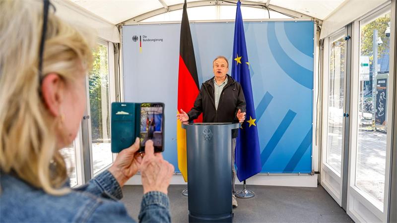 Hunderttausende feiern Einheitsfest Beim „Selfie-Spot“ können sich Menschen am Pult des Kanzlers fotografieren lassen.