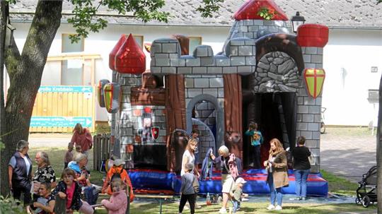 Beim "Sommer im Kurpark" dürfen sich Kinder unter anderem auch wieder auf eine Hüpfburg freuen.