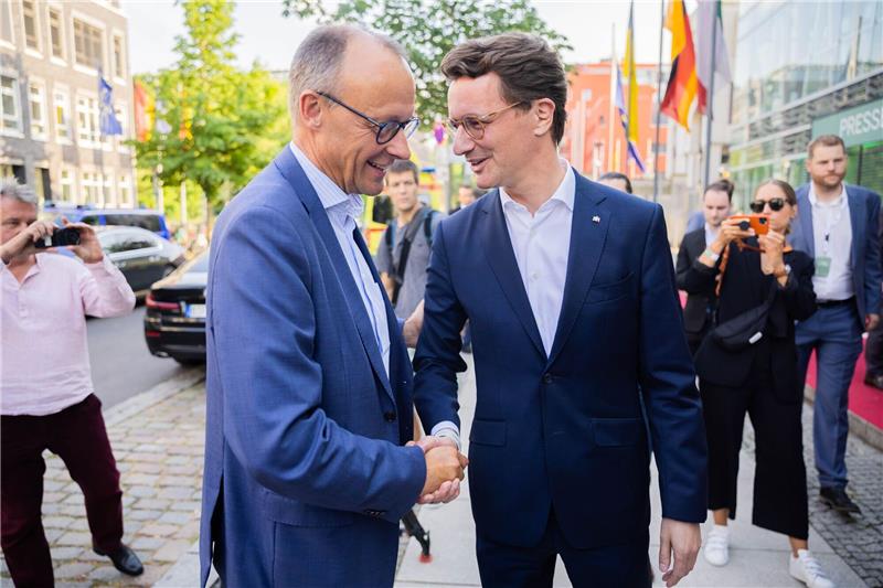 Wüst schließt Kanzlerkandidatur nicht aus Beim Sommerfest der Landesvertretung Nordrhein-Westfalen in Berlin demonstrierten CDU-Chef Friedrich Merz (l) und NRW-Ministerpräsident Hendrik Wüst Einigkeit.