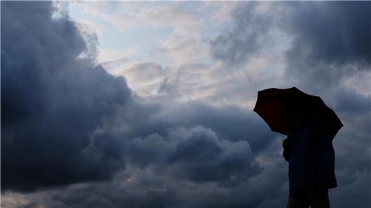 Beim Sonntagsspaziergang sollte je nach Region ein Regenschirm mitgenommen werden. (Archivfoto)