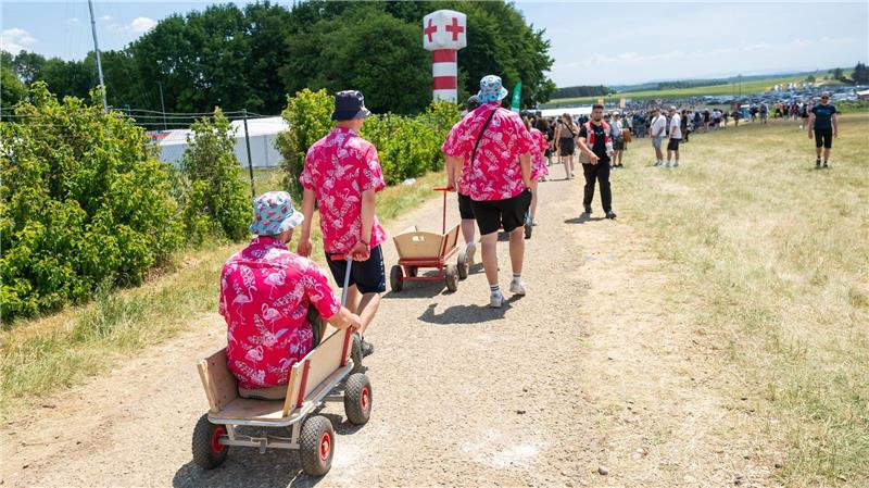 Hitzealarm im Westen – Wetterdienst ruft zur Vorsicht auf Beim Southside-Festival ist die Hitze ebenfalls ein Thema.