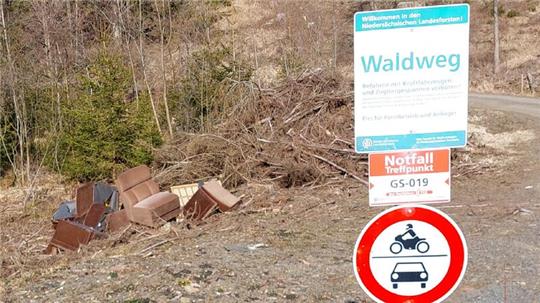 Beim Spaziergang im Hellertal ist Hartmut Schulz auf illegal entsorgte Wohnzimmermöbel gestoßen.