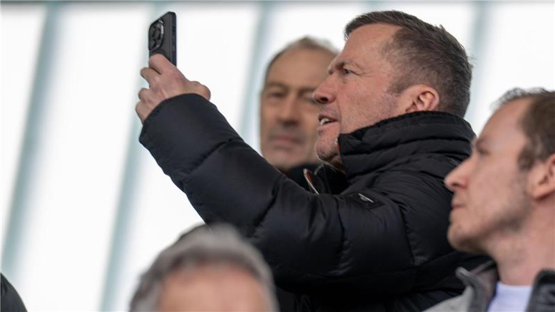 Münchner jubeln beim Matthäus-Besuch - „Bayern wird Meister“ Beim Spitzenspiel im Stadion: Rekordnationalspieler Lothar Matthäus.