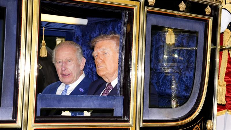 Beim Staatsbesuch von Bundespräsident Steinmeier dürften die Gesichter bei der gemeinsamen Kutschfahrt mit König Charles fröhlicher sein als im September beim Besuch von US-Präsident Trump