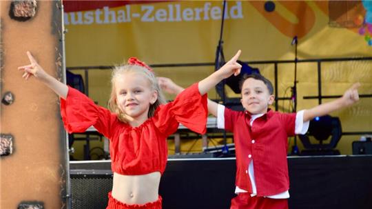 Beim Stadtfest im vorigen Jahr haben Kinder aus einer der Bürger-helfen-Bürgern-Tanzgruppen ihren großen Auftritt auf dem Marktkirchenplatz.