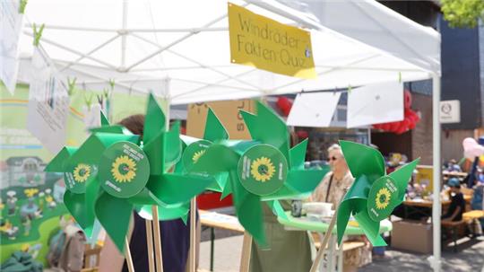 Beim Stadtfest in Clausthal-Zellerfeld laden die Oberharzer Grünen zum Fakten-Quiz rund ums Thema Windenergie.