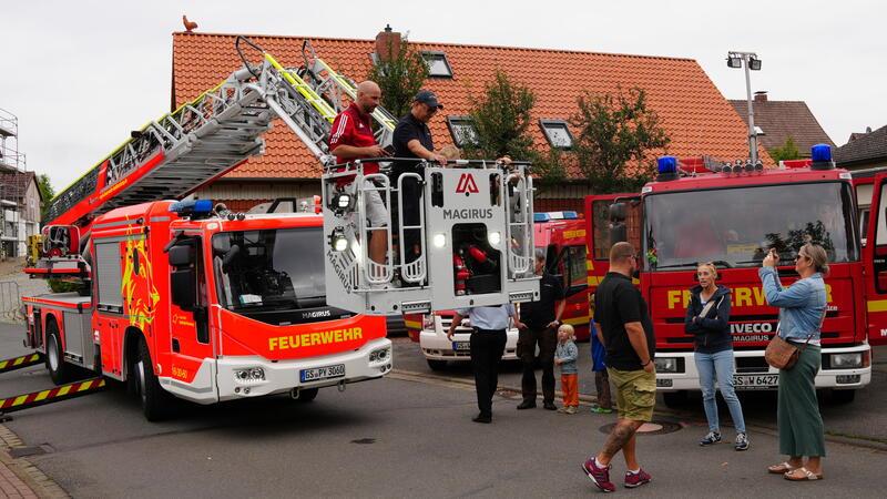 Seit 1924 ist die Feuerwehr Westerode im Dienst der Gemeinschaft Beim Tag der offenen Tür dürfen die Gäste ausgiebig den Fuhrpark der Ortsfeuerwehr besichtigen und auch mal mit der Drehleiter fahren.