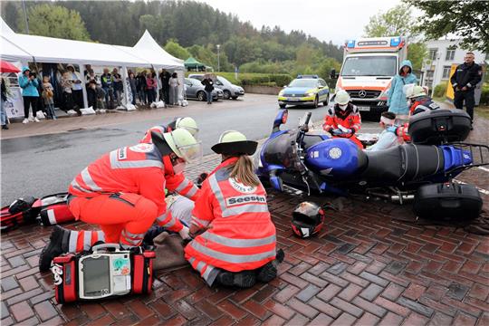 Beim Tag der offenen Tür gab es auch Einblicke in Situationen, bei denen Notarzt und Rettungssanitäter einen Einsatz bei einem Motorradunfall simulieren.  Foto: Neuendorf