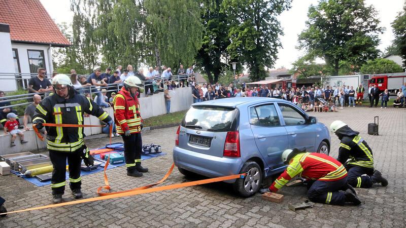 Ein Tag, drei Feste: Die Neile wird zur Partymeile Beim Tag der offenen Tür zum 130-jährigen Bestehen zeigt die Ortswehr Hahausen, wie eine eingeklemmte Person aus einem Auto gerettet wird. Dazu stabilisieren die Aktiven unter anderem das Fahrzeug.
